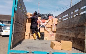 DIAMANKAN : Petugas Bea Cukai Bogor, saat mengamankan ribuan batang rokok di Pasar Semi Modern (PSM) Cicurug, Kelurahan/Kecamatan Cicurug, Kabupaten Sukabumi, pada Senin (02/06).(FOTO : UNTUK RADAR SUKABUMI)