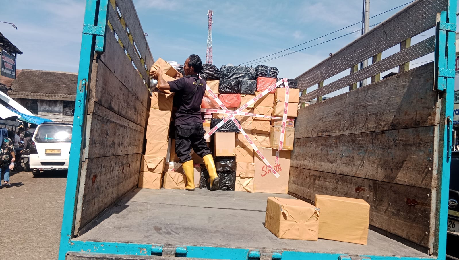 DIAMANKAN : Petugas Bea Cukai Bogor, saat mengamankan ribuan batang rokok di Pasar Semi Modern (PSM) Cicurug, Kelurahan/Kecamatan Cicurug, Kabupaten Sukabumi, pada Senin (02/06).(FOTO : UNTUK RADAR SUKABUMI)