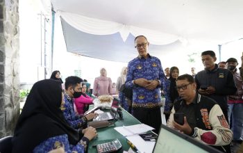 PENINJAUAN: Wali Kota Sukabumi, Ayep Zaki saat melakukan peninjauan program Gerakan Pangan Murah di Kelurahan Gedong Panjang, Kecamatan Citamiang, Senin (2/6/2025).