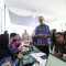 PENINJAUAN: Wali Kota Sukabumi, Ayep Zaki saat melakukan peninjauan program Gerakan Pangan Murah di Kelurahan Gedong Panjang, Kecamatan Citamiang, Senin (2/6/2025).