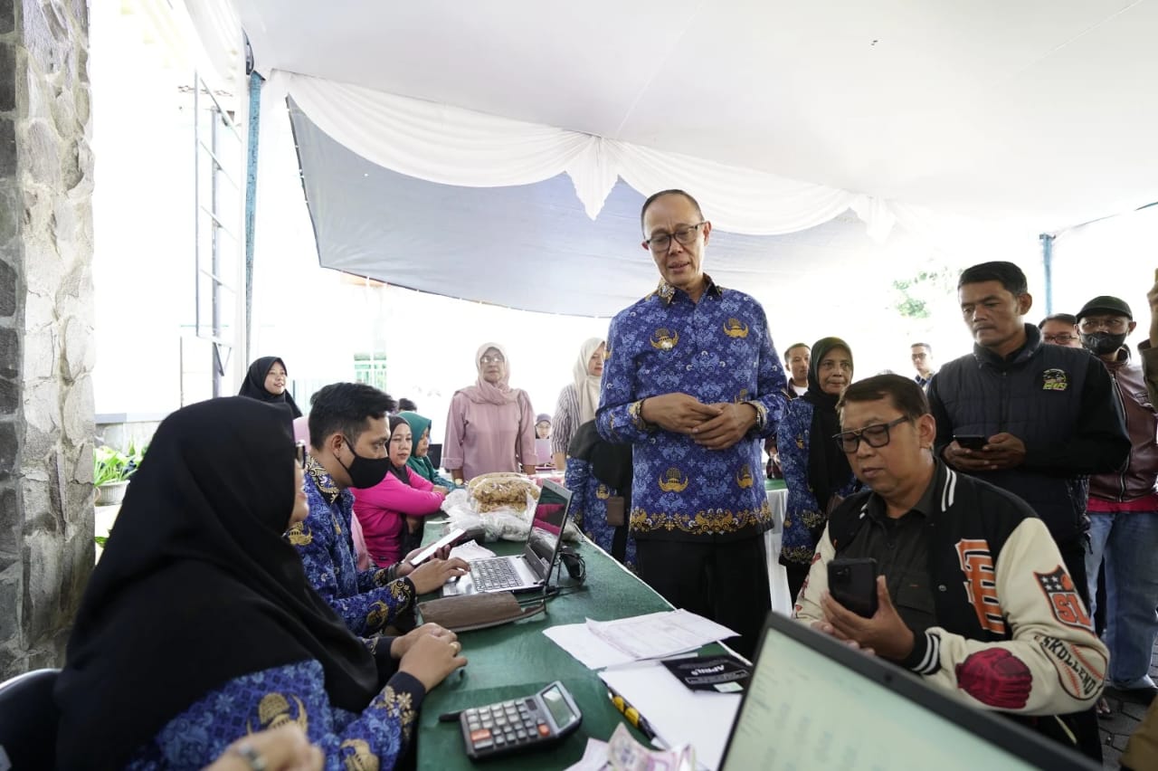 PENINJAUAN: Wali Kota Sukabumi, Ayep Zaki saat melakukan peninjauan program Gerakan Pangan Murah di Kelurahan Gedong Panjang, Kecamatan Citamiang, Senin (2/6/2025).