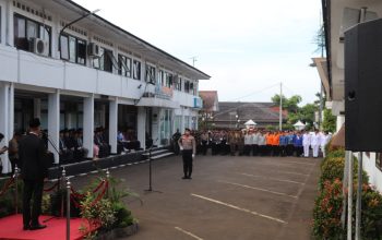 UPACARA: Pemkot Sukabumi bersama unsur Forkopimda saat menggelar upacara peringatan Hari Lahir Pancasila di halaman Balai Kota Sukabumi, Senin (2/6).