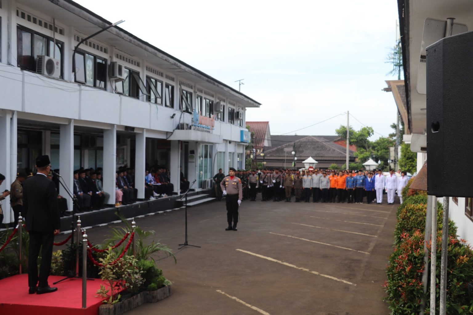 UPACARA: Pemkot Sukabumi bersama unsur Forkopimda saat menggelar upacara peringatan Hari Lahir Pancasila di halaman Balai Kota Sukabumi, Senin (2/6).