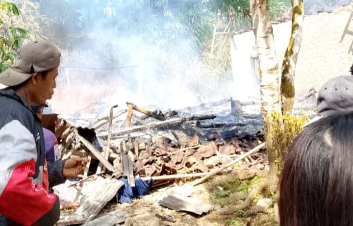 Suasana pagi di Kampung Bumi Indah, Desa Mangunjaya, Kecamatan Bantargadung, Kabupaten Sukabumi, mendadak berubah panik pada Selasa (2/6/2025), setelah kebakaran