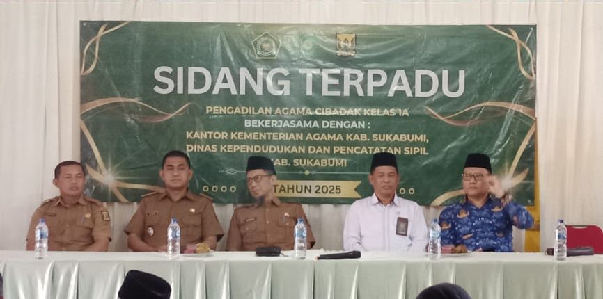 Disdukcapil Kabupaten Sukabumi, saat menghadiri Sidang Terpadu Isbat Nikah yang disandingkan dengan pelayanan adminduk di Aula Desa Caringin Wetan, Kecamatan Caringin, Kabupaten Sukabumi.