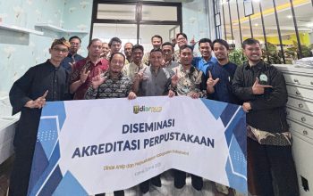 Petugas Diarpus Kabupaten Sukabumi saat foto bersama PERPUSNAS usai kegiatan Diseminasi Akreditasi Perpustakaan.