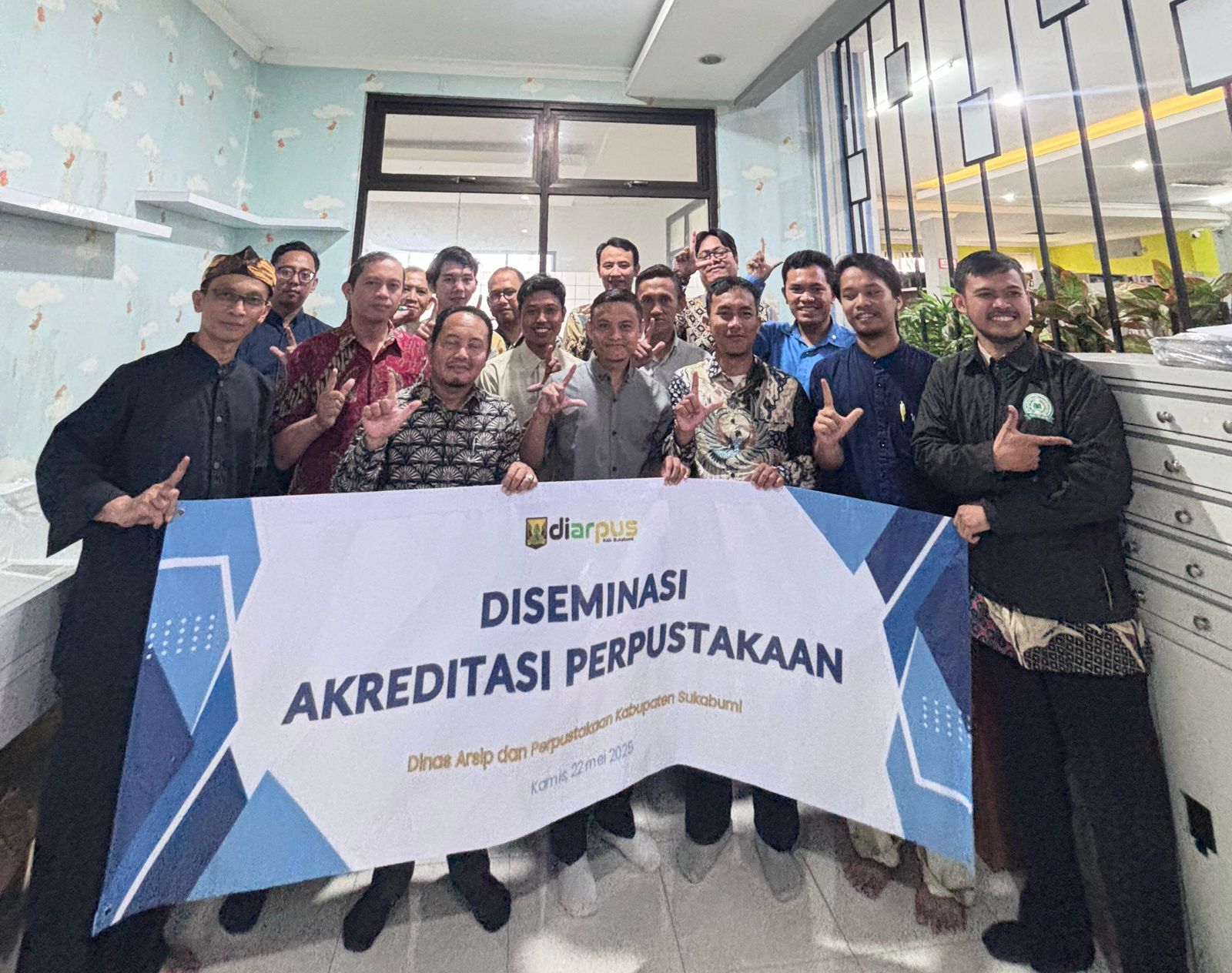 Petugas Diarpus Kabupaten Sukabumi saat foto bersama PERPUSNAS usai kegiatan Diseminasi Akreditasi Perpustakaan.