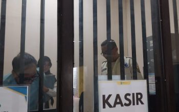 Kepala Dinas Kesehatan Kabupaten Sukabumi Agus Sanusi saat meninjau pelayanan rumah sakit Palabuhanratu.(FOTO : NANDI/ RADARSUKABUMI)