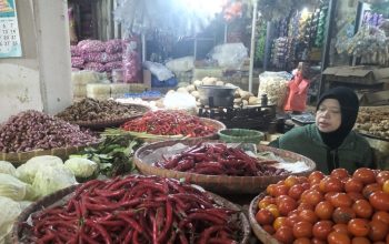 BERJUALAN: Sejumlah pedagang saat melakukan jualan di pasar tradisional Kota Sukabumi, Rabu (4/6).