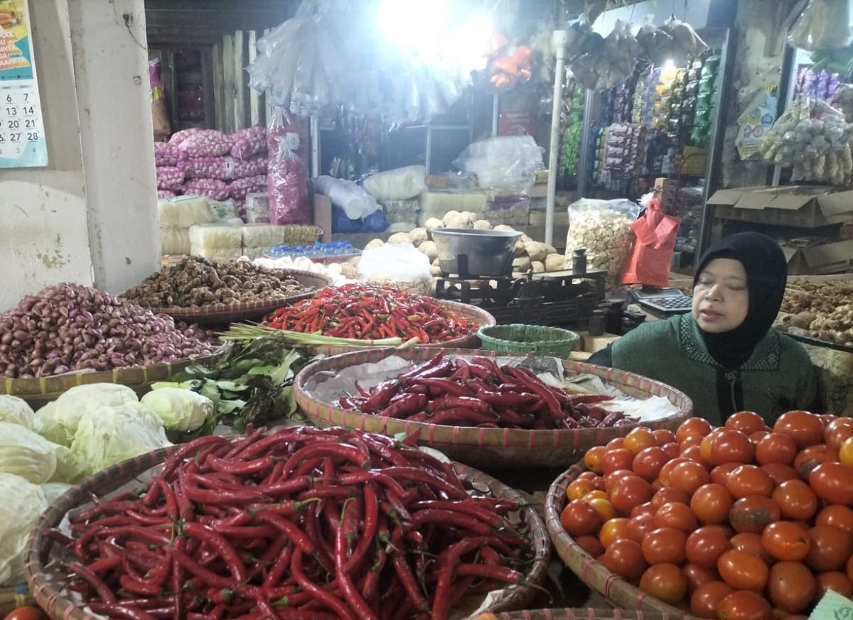 BERJUALAN: Sejumlah pedagang saat melakukan jualan di pasar tradisional Kota Sukabumi, Rabu (4/6).