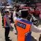PENGENDALIAN LALIN: Sejumlah petugas Dishub Kota Sukabumi saat berupaya pengendalian lalu lintas di kawasan Simpang Stasiun Kereta Api Sukabumi, Rabu (4/6).
