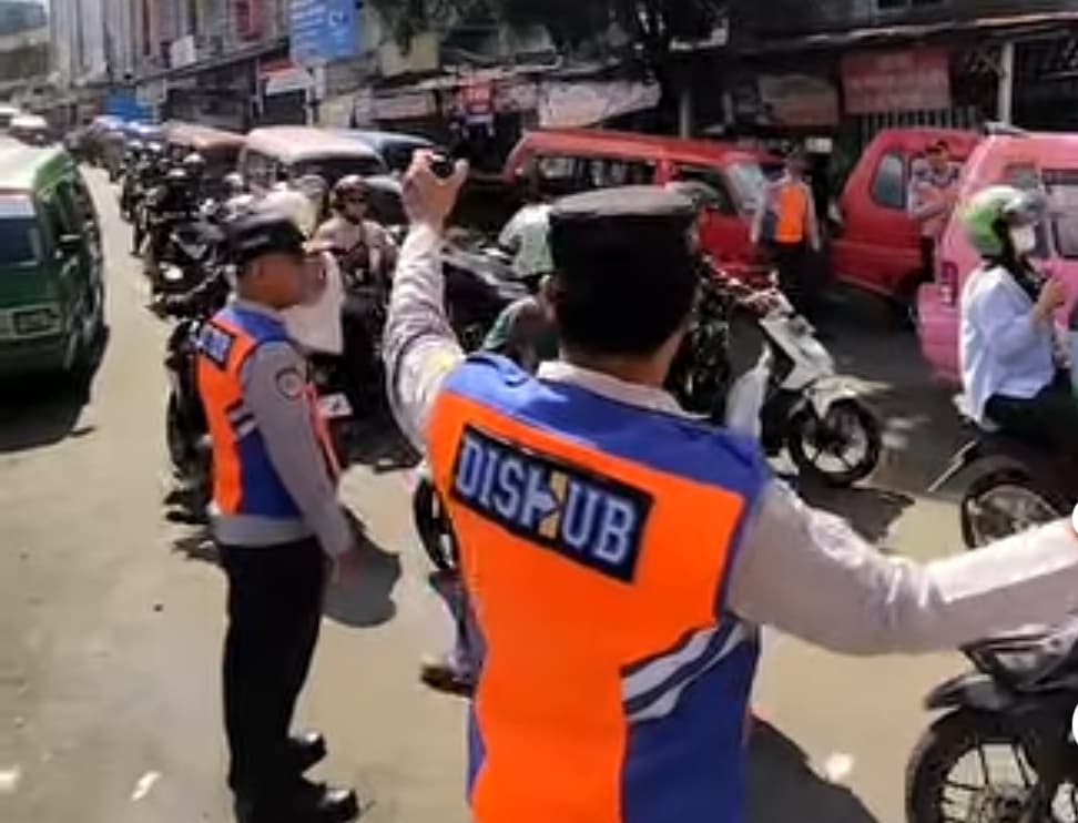 PENGENDALIAN LALIN: Sejumlah petugas Dishub Kota Sukabumi saat berupaya pengendalian lalu lintas di kawasan Simpang Stasiun Kereta Api Sukabumi, Rabu (4/6).