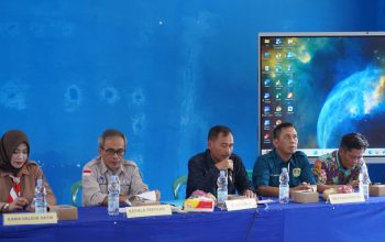 Kepala DPPKB Kabupaten Sukabumi, Uus Pirdaus bersama jajaranya, saat foto bersama usai Pembinaan Wilayah SSK tingkat SMP dan SMA yang dilaksanakan di SMP Negeri 1 Surade.