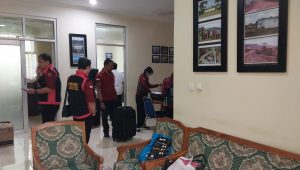 Potret Kejari Sukabumi Geledah Kantor DLH, Puluhan Dokumen dan Laptop Diamankan