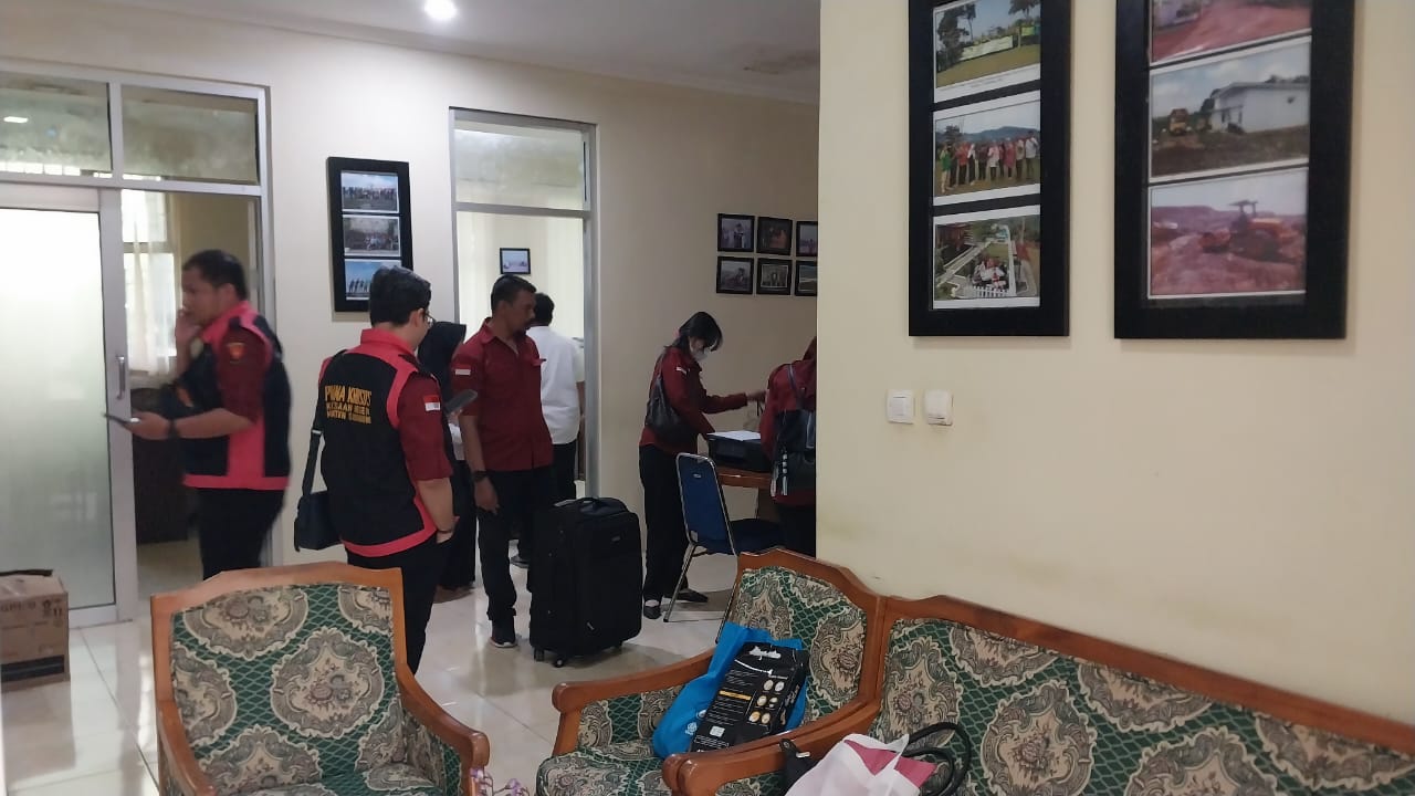 Sejumlah petugas dari Kejaksaan Negeri (Kejari) Kabupaten Sukabumi melakukan penggeledahan.(FOTO : NANDI/ RADARSUKABUMI)