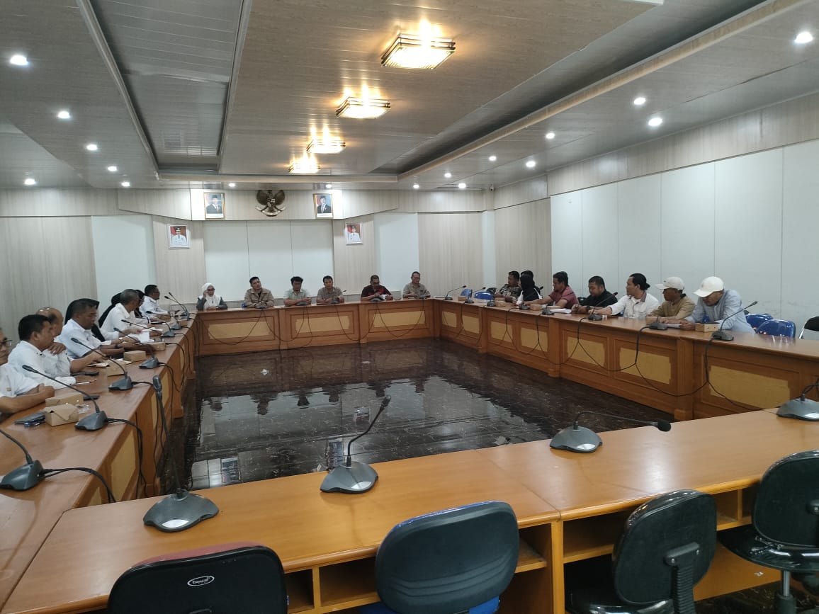 Suasana audensi Formades (Forum Rempug Masyarakat Desa) bersama DPRD dan pihak rumah sakit Palabuhanratu.
