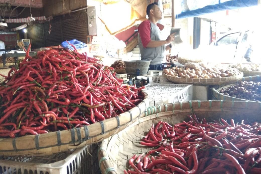 Harga cabai merah besar naik di Pasar Semi Modern Palabuhanratu jelang idul adha 2025.