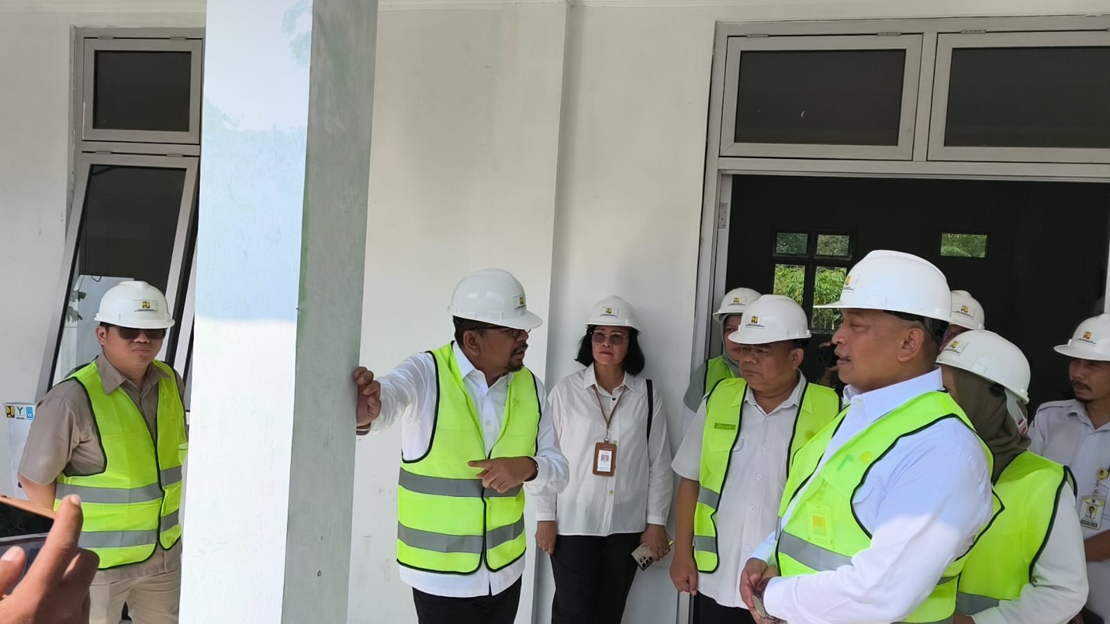 DITINJAU: Waka KSP Muhammad Qodari bersama jajaranya, saat meninjau program Sekolah Rakyat di Sentra Phalamartha, Kecamatan Cibadak, Kabupaten Sukabumi pada Rabu (4/6).