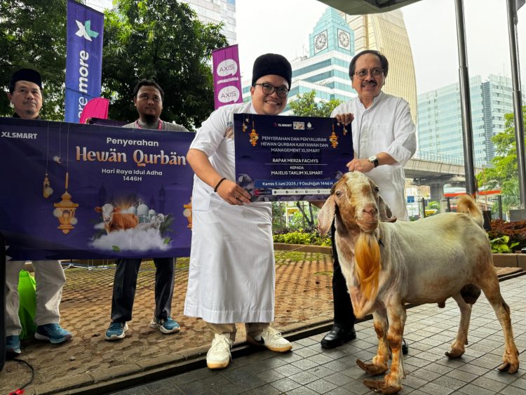 IDUL ADHA: (ki-ka) Ketua Majelis Taklim XLSMART, Yanuar Tirta Kumaya dan Direktur & Chief Regulatory Officer XLSMART, Merza Fachys, melakukan penyerahan hewan kurban secara simbolis dari kolaborasi manajemen dan karyawan XLSMART sebagai bagian dari rangkaian kegiatan perayaan Hari Raya Idul Adha 1446 H yang dilaksanakan pada Jumat (6/6/2025).(ist)