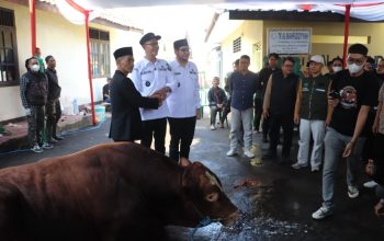 KURBAN: Wali Kota Sukabumi Ayep Zaki saat menghadiri pemotongan hewan kurban di Pondok Pesantren Al Mahfudziyyah, Kecamatan Cikole, belum lama ini. 