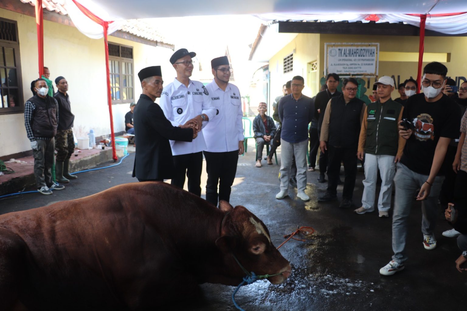 KURBAN: Wali Kota Sukabumi Ayep Zaki saat menghadiri pemotongan hewan kurban di Pondok Pesantren Al Mahfudziyyah, Kecamatan Cikole, belum lama ini. 