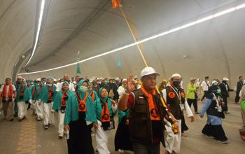 NAFAR AWAL: Sejumlah jamaah haji yang tergabung di KBIHU Darul Mutaalimin dan Al Fatah melakukan Nafar awal dan telah menyelesaikan lontar jumroh, Minggu (8/6).(FT: IST)