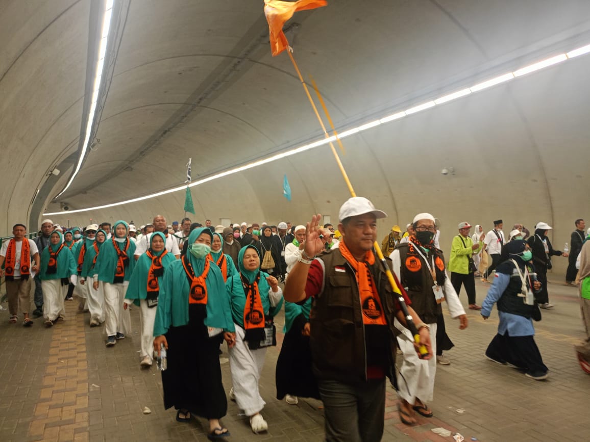 NAFAR AWAL: Sejumlah jamaah haji yang tergabung di KBIHU Darul Mutaalimin dan Al Fatah melakukan Nafar awal dan telah menyelesaikan lontar jumroh, Minggu (8/6).(FT: IST)