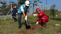 PLN Indonesia Power UBP JPR Tanam Pohon dan Bersih Sampah Peringati Hari Lingkungan Hidup Sedunia