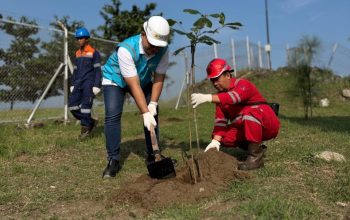Personel gabungan saat penanaman pohon dan bersih bersih sampah 