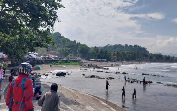 Suasana kunjungan wisatawan ramai di pantai Palabuhanratu, Kabupaten Sukabumi.(FOTO : NANDI/ RADARSUKABUMI)