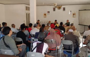 Kepala Dinas Perikanan Kabupaten Sukabumi Nunung Nurhayati saat beraudiensi dengan nelayan di Minajaya Surade.