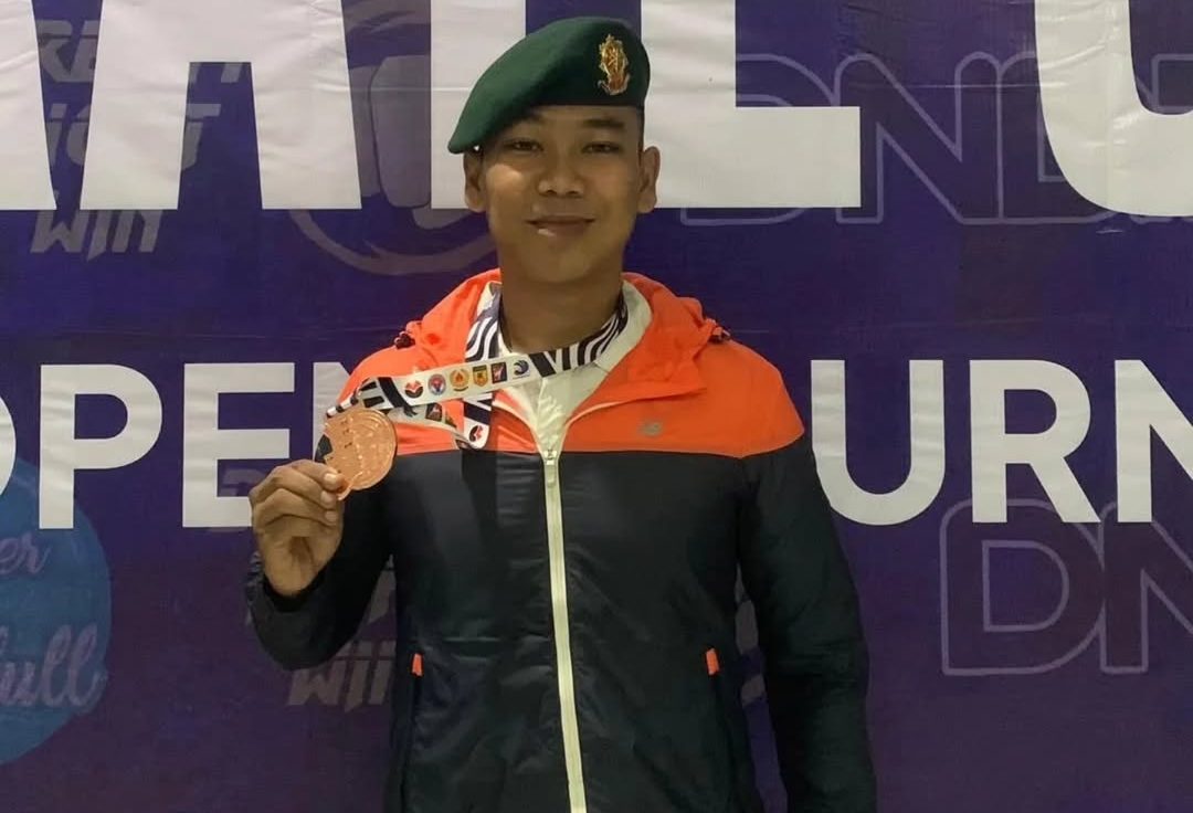 BERPRESTASI : Pratu Luthfi Ilham Julian, Prajurit Yonarmed 13 Kostrad meraih juara 3 dalam Kejurnas Karate UPI Cup 2025 yang digelar di GOR Gymnasium UPI, Kota Bandung, belum lama ini.(FOTO : UNTUK RADAR SUKABUMI)