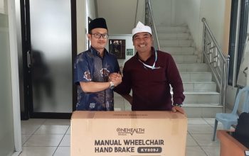 PEDULI : Kepala Divisi Pendistribusian dan Pendayagunaan Baznas Kabupaten Sukabumi, Muhammad Kamaludin saat memberikan bantuan kursi roda kepada Kades Kebonpedes, Dadan Aprinda, belum lama ini.