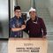 PEDULI : Kepala Divisi Pendistribusian dan Pendayagunaan Baznas Kabupaten Sukabumi, Muhammad Kamaludin saat memberikan bantuan kursi roda kepada Kades Kebonpedes, Dadan Aprinda, belum lama ini.