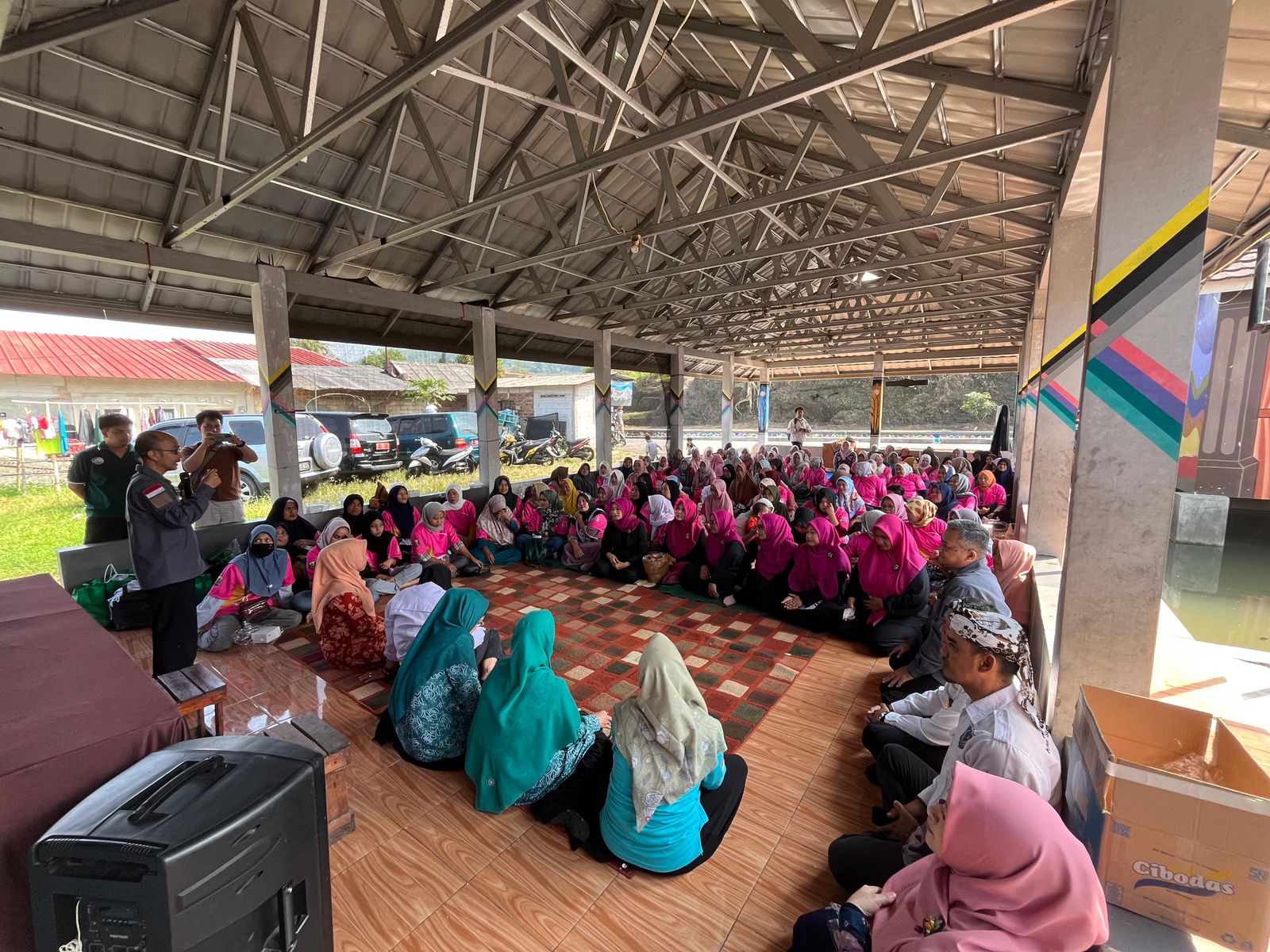Sejumlah perempuan di Desa/Kecamatan Gunungguruh, saat menerima penghargaan dari petugas DP3A Kabupaten Sukabumi.