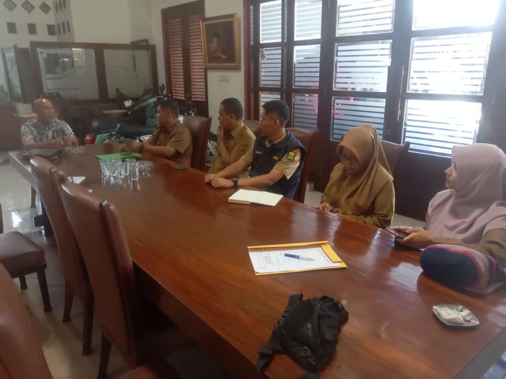 Petugas DKUMKM Kabupaten Sukabumi, saat rapat bersama Ikatan Notaris Indonesia (INI), untuk percepatan badan hukum koperasi merah putih.