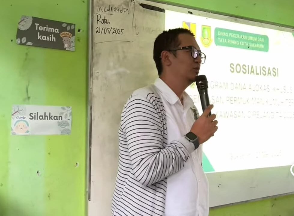 SOSIALISASI: Kepala Bidang Perumahan dan Permukiman DPUTR Kota Sukabumi, Rinaldy Adzany saat menggelar sosialisasi Pengentasan Permukiman Kumuh Terpadu (PPKT) di Cipelang, belum lama ini.