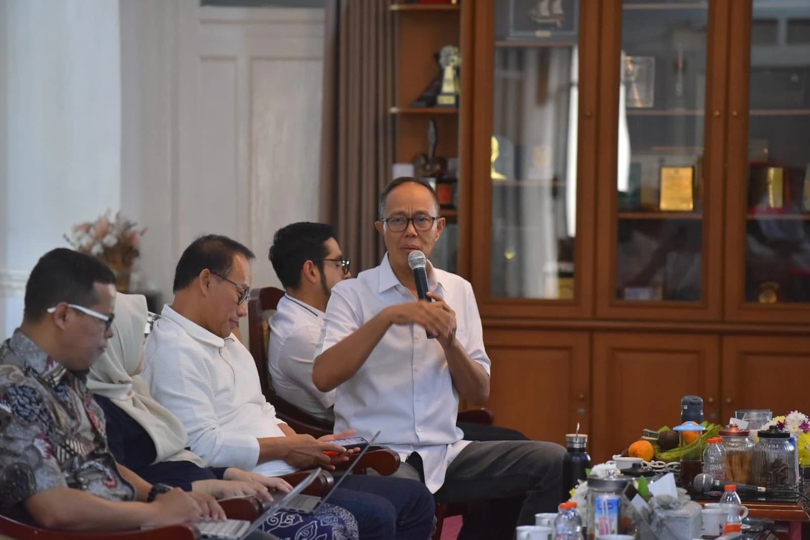 PERTEMUAN: Wali Kota Sukabumi Ayep Zaki saat melakukan pertemuan bersama jajaran PDAM yang digelar di rumah dinas wali kota, belum lama ini.