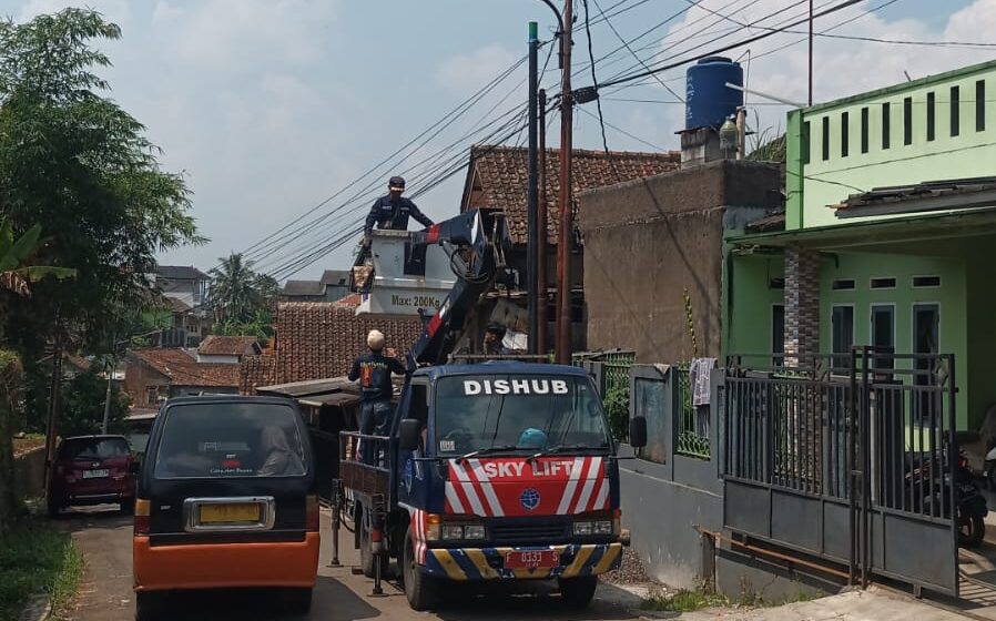 PEMASANGAN PJU: Sejumlah petugas Dishub Kota Sukabumi saat memasang PJU di wilayah kerjanya, belum lama ini.