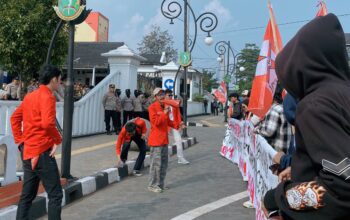 AKSI: Sejumlah mahasiswa yang tergabung dalam GMNI Sukabumi Raya saat melakukan aksi demo di depan Halaman Balai Kota Sukabumi, belum lama ini.