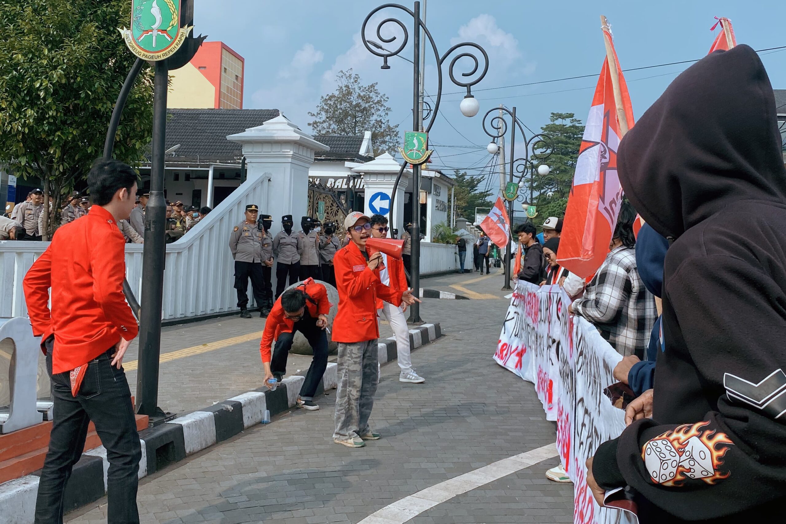 AKSI: Sejumlah mahasiswa yang tergabung dalam GMNI Sukabumi Raya saat melakukan aksi demo di depan Halaman Balai Kota Sukabumi, belum lama ini.