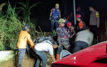 DIEVAKUASI : Petugas gabungan saat mengevakuasi sepeda motor terperosok ke jurang di ruas Jalan Raya Alternatif Nagrak-Munjul, tepatnya di Kampung Ciganas, RT 01/RW 02, Desa Ciambar, Kecamatan Ciambar, Kabupaten Sukabumi.