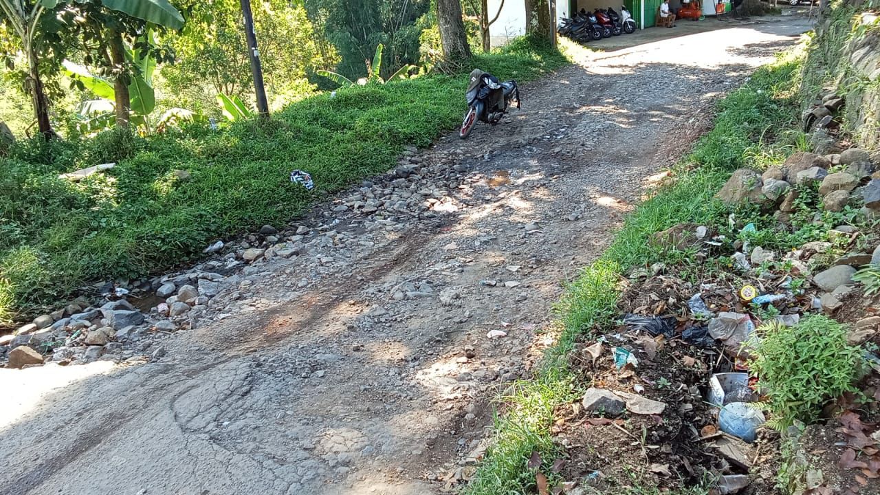 RUSAK PARAH : Kondisi ruas Jalan Cikawung-Rancaoray, Kecamatan Nyalindung, Kabupaten Sukabumi, rusak parah. 