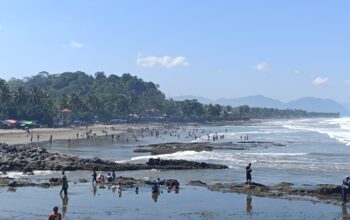 Kawasan wisata Ciletuh-Palabuhanratu Unesco Global Geopark (CPUGGp) di Kabupaten Sukabumi kembali diserbu puluhan ribu wisatawan selama libur panjang Idul Adha