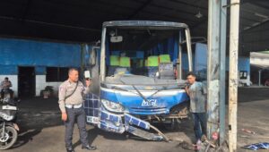 Detik-detik Bus MGI Maju Sendiri Saat Menunggu Penumpang, Sopir Tewas Tertabrak