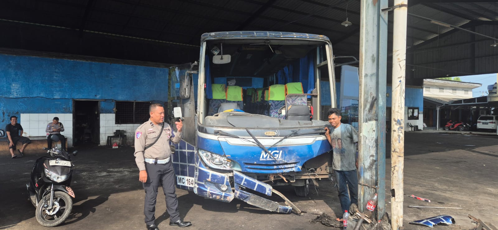 Kecelakaan tunggal tragis terjadi di ruas jalan nasional Palabuhanratu–Cibadak, tepatnya di Jalan Raya Pudunan Asem, Kelurahan/Kecamatan Palabuhanratu, Kabupaten Sukabumi, pada Senin (9/6/2025) dini hari.