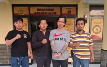 DIAMANKAN: Seorang terduga pelaku percobaan penculikan anak saat diamankan jajaran polisi, Selasa (10/6).