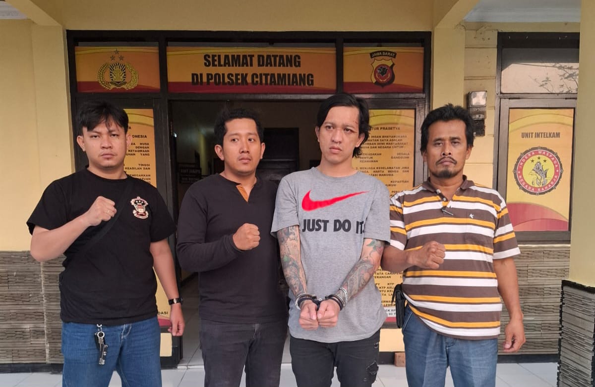 DIAMANKAN: Seorang terduga pelaku percobaan penculikan anak saat diamankan jajaran polisi, Selasa (10/6).
