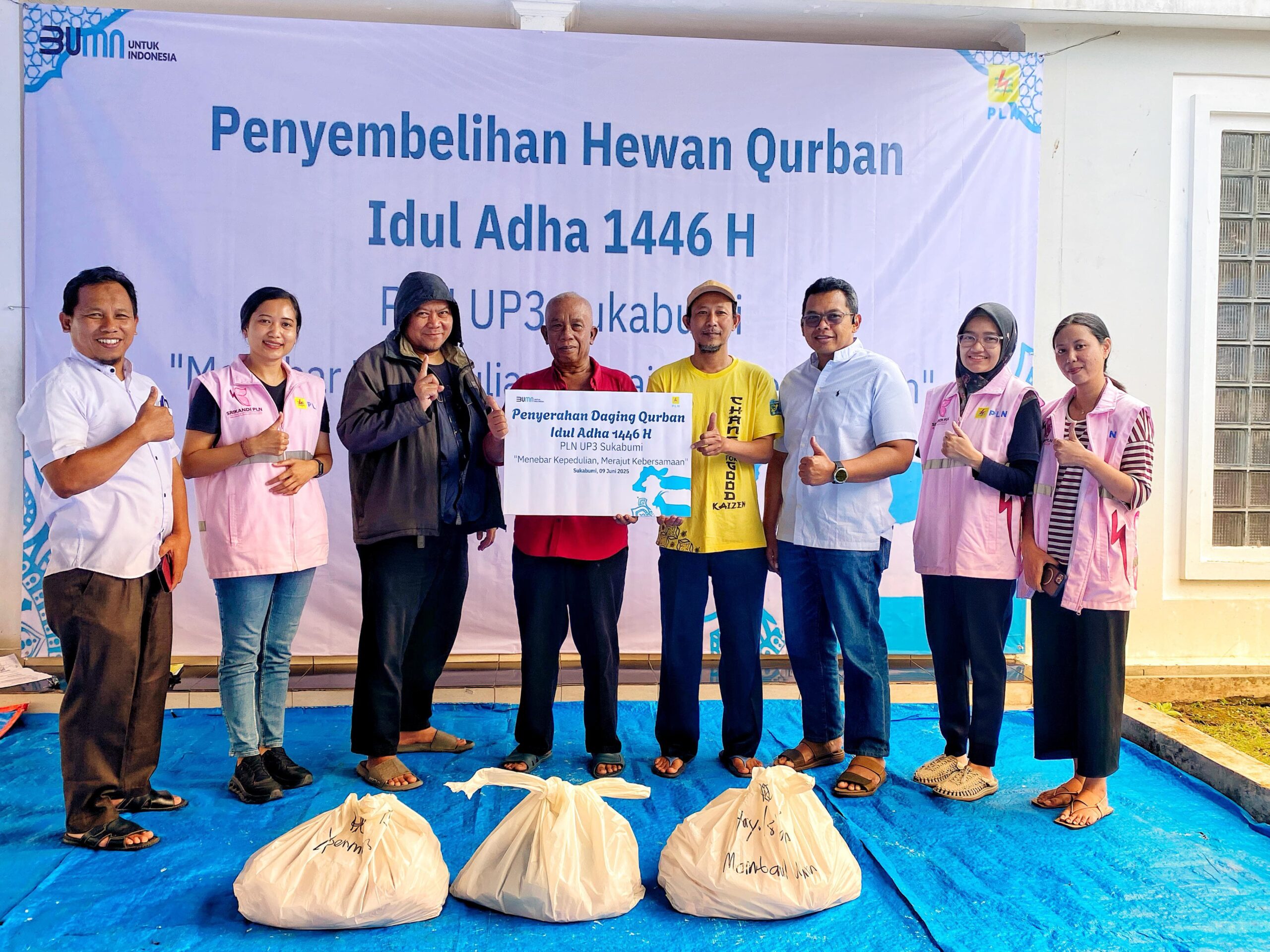 QURBAN: PLN Unit Pelaksana Pelayanan Pelanggan (UP3) Sukabumi melaksanakan kegiatan ibadah qurban sebagai wujud rasa syukur dan kepedulian terhadap sesama, belum lama ini.