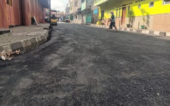 PEMELIHARAAN: Kondisi Jalan Kelenteng yang baru dilakukan pemeliharaan oleh kontraktor, Selasa (10/6).(Foto: BAMBANG/RADARSUKABUMI)